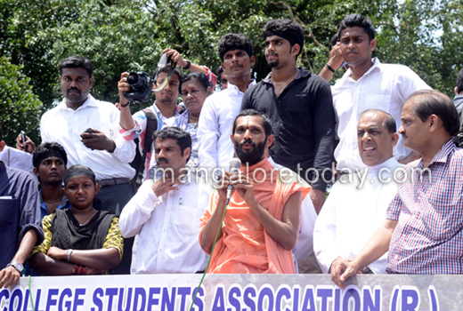 student  protest against Yettinahole 1